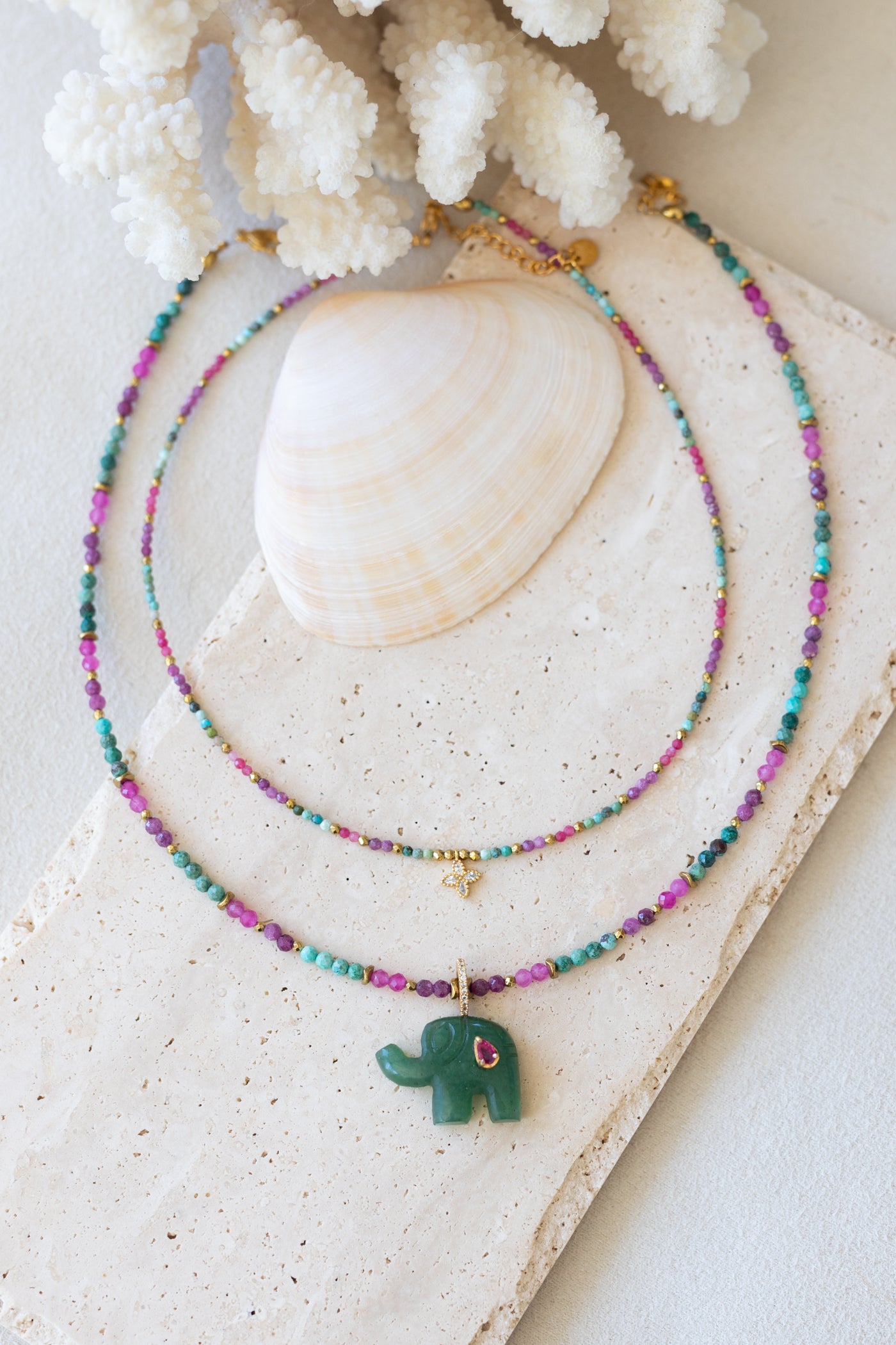 colliers Flora colors  et nala pierres chrysocole rubis calcédoine rose aventurine