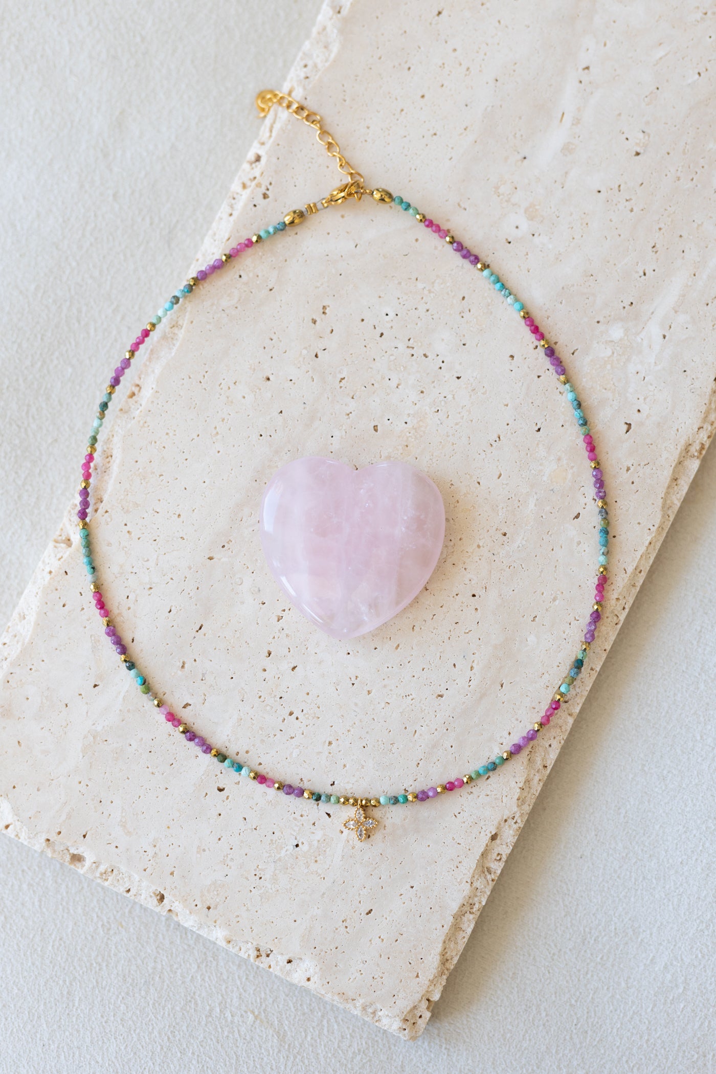 colliers Flora colors  et nala pierres chrysocole rubis calcédoine rose aventurine