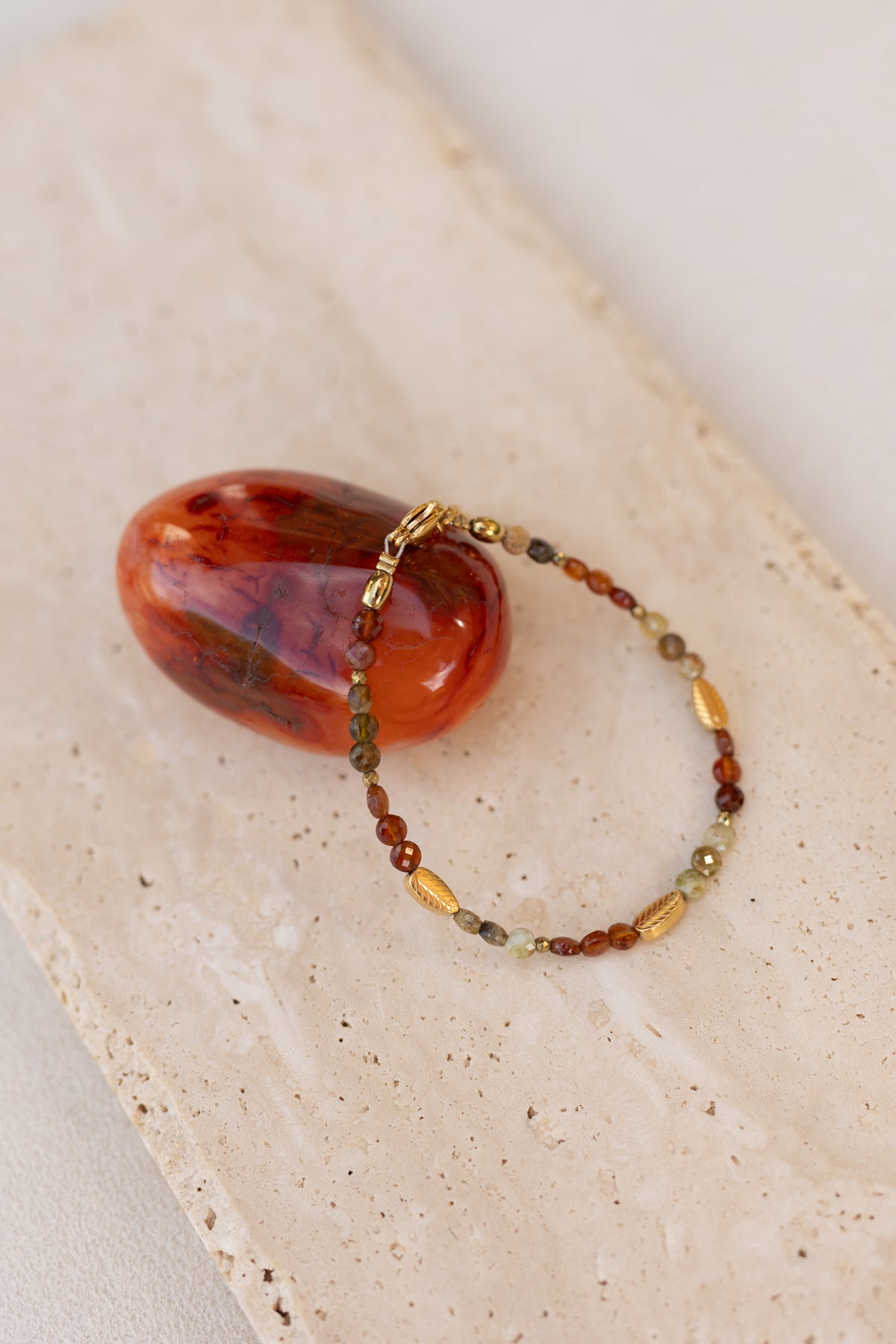 Bracelet Nora pierres de péridot vert et cornaline orange