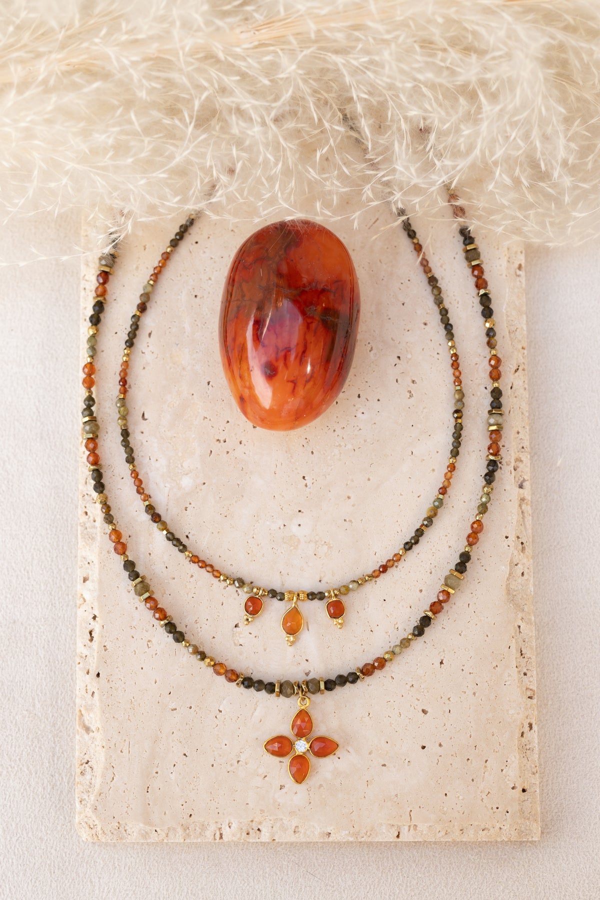 Collier Nora et Naïa en pierres fines de oeil du tigre , obsidienne, cornaline et péridot.