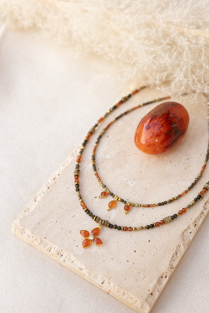 Collier Nora et Naïa en pierres fines de oeil du tigre , obsidienne, cornaline et péridot.