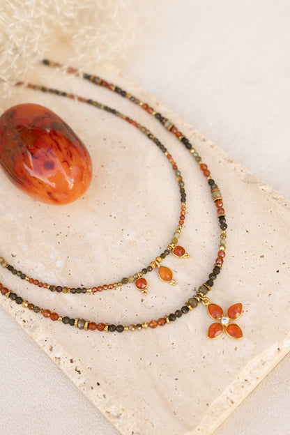 Collier Nora et Naïa en pierres fines de oeil du tigre , obsidienne, cornaline et péridot.