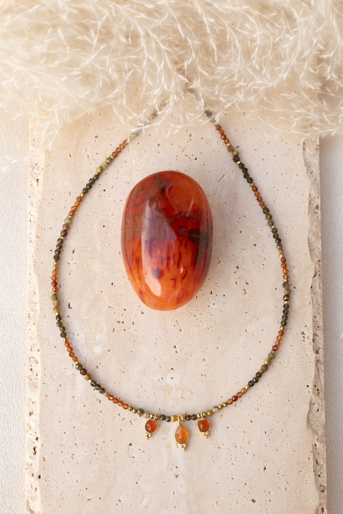 Collier Nora en pierres fines de oeil du tigre , obsidienne, cornaline et péridot.