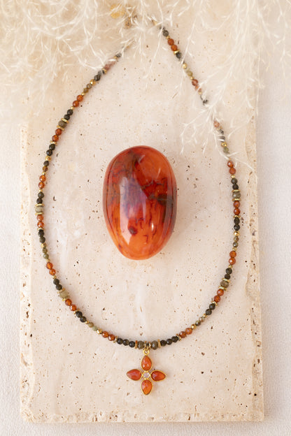 Collier Naïa en pierres fines de oeil du tigre , obsidienne, cornaline et péridot.