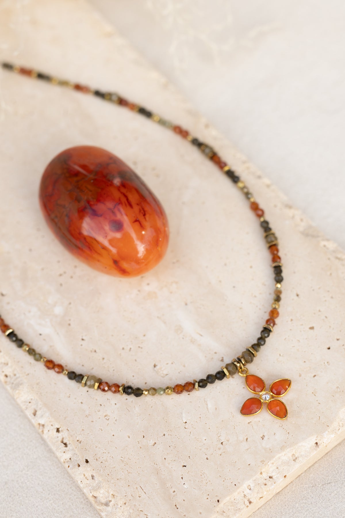 Collier Naïa en pierres fines de oeil du tigre , obsidienne, cornaline et péridot.