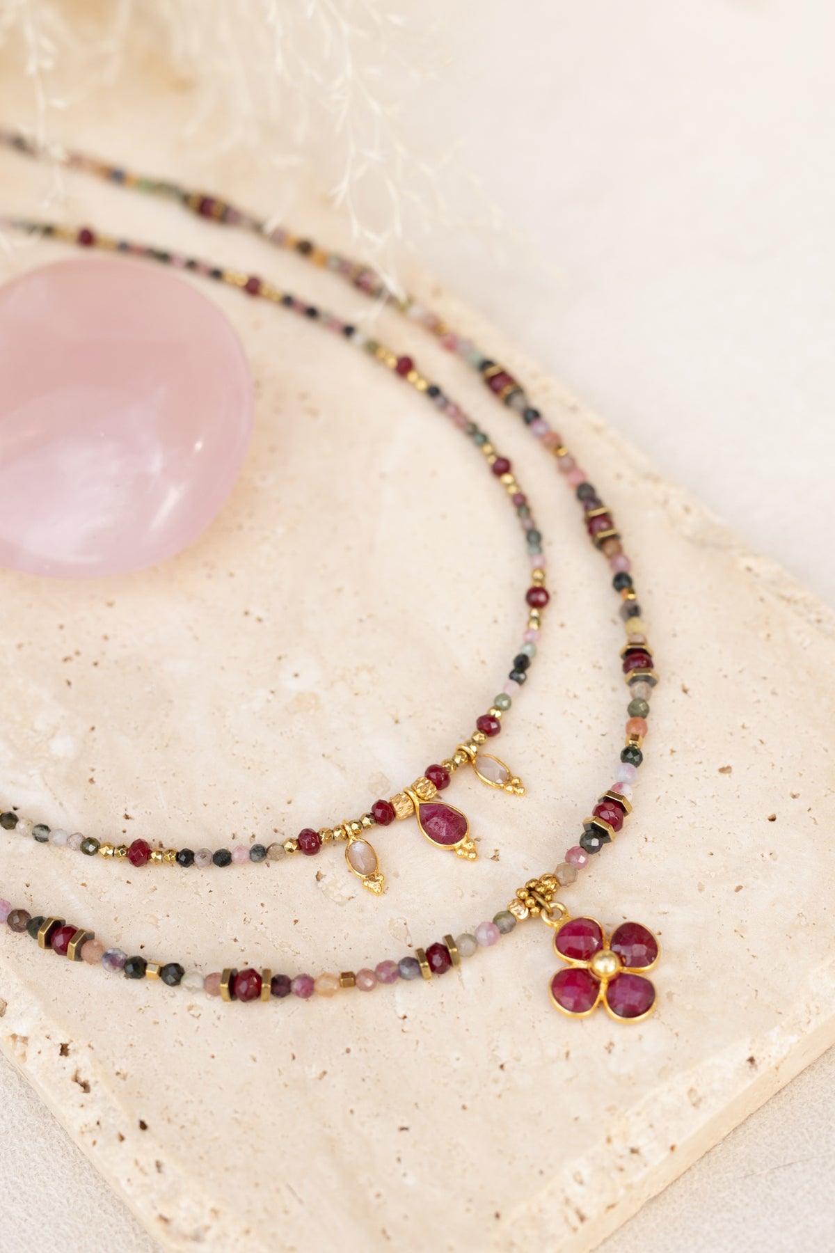 Colliers Tess et Flore en pierres de tourmaline multicolore