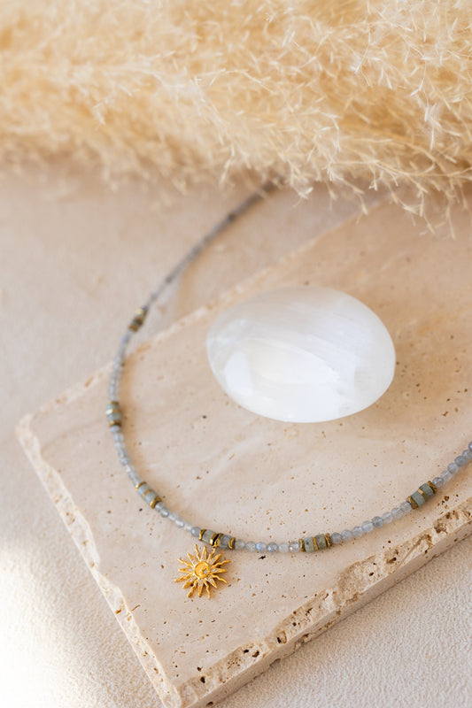 Colliers Stella , Solane en labradorite grise et soleil doré