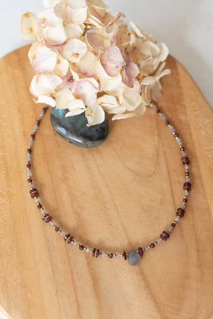 Collier Carmen en pierres de Labradorite et Grenat