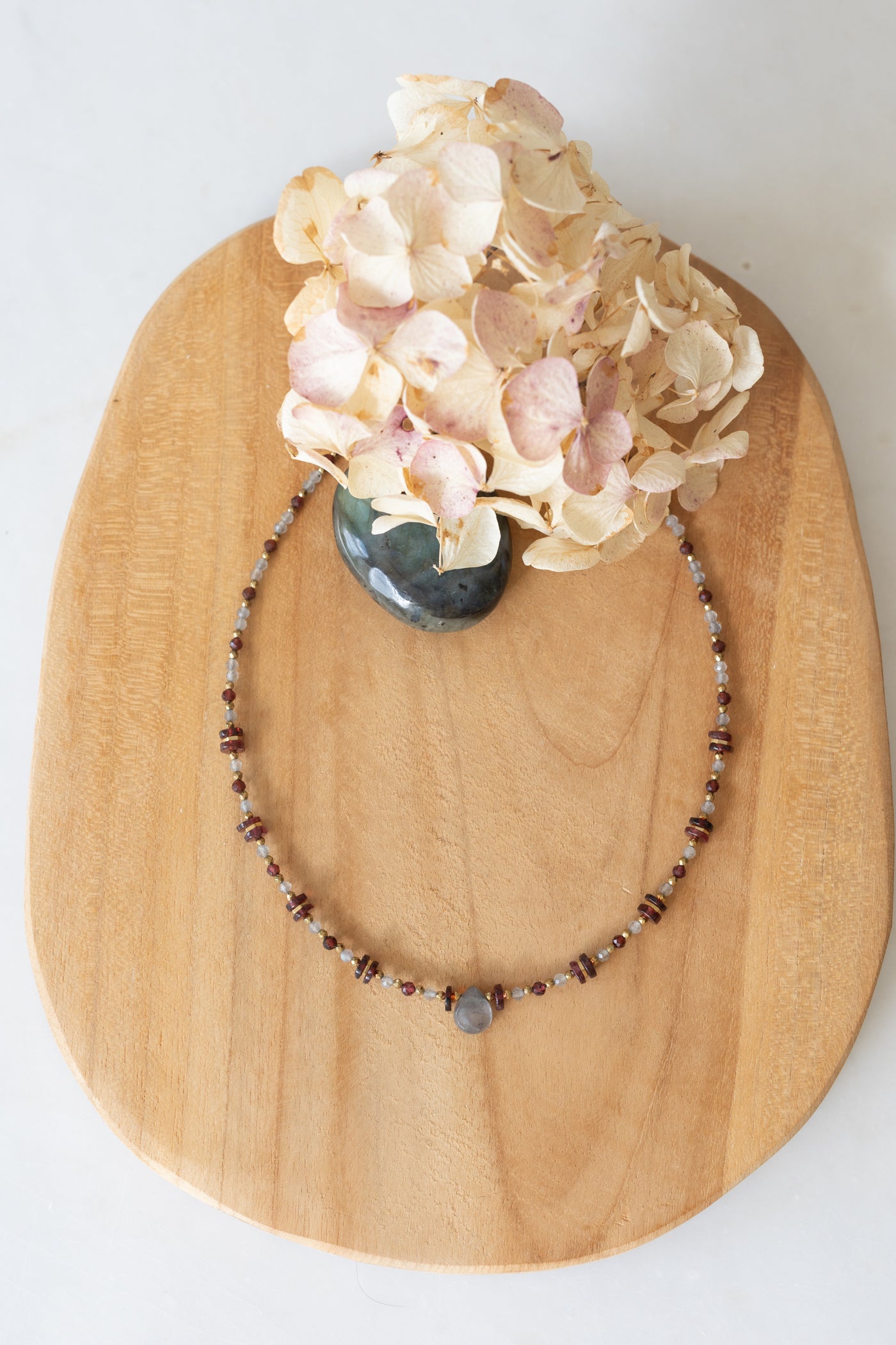 Collier Carmen en pierres de Labradorite et Grenat