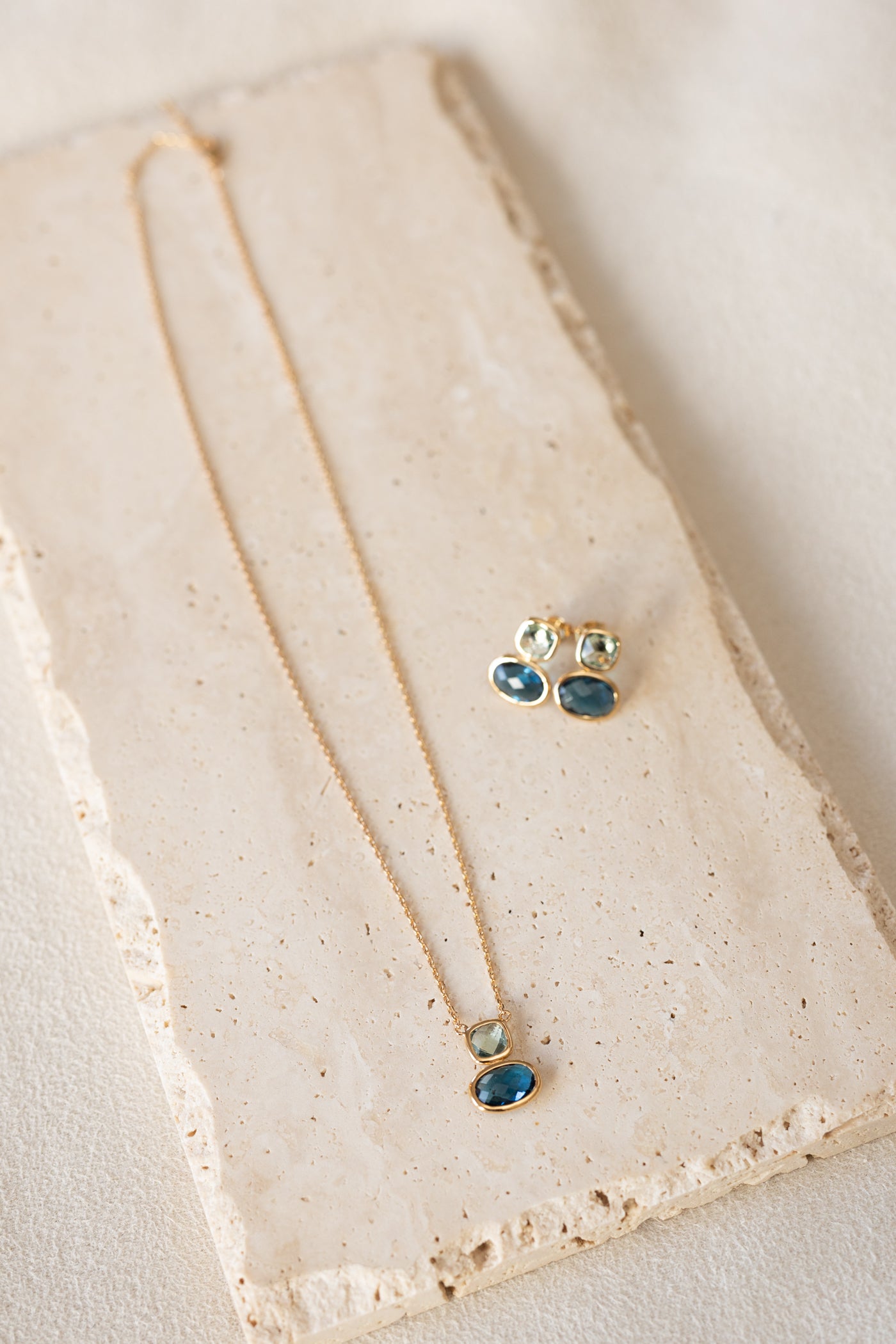 Collier Azur doré pierre de calcédoine bleu