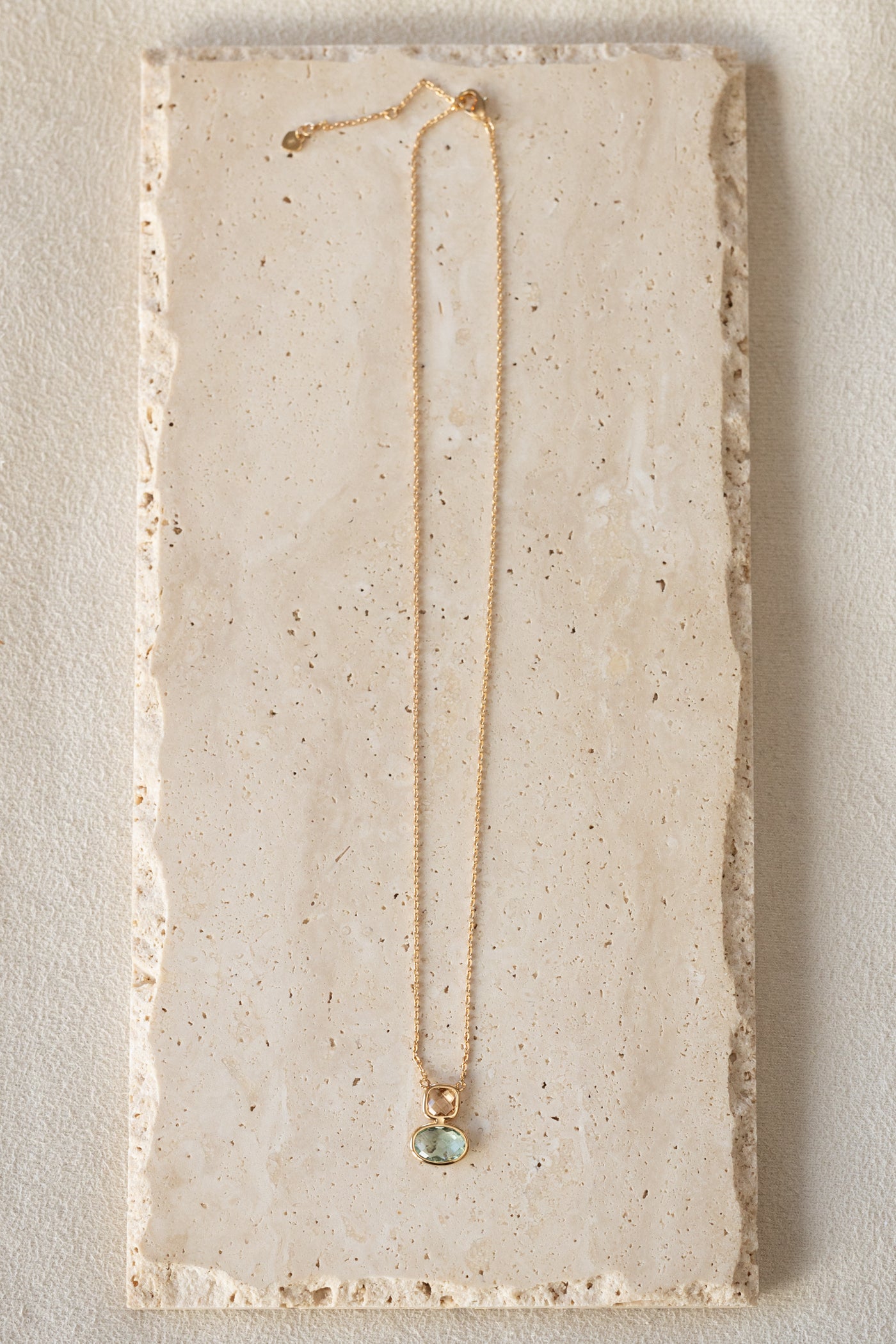 Collier Gaïa ddoré et pierre de citrine et calcédoine beu