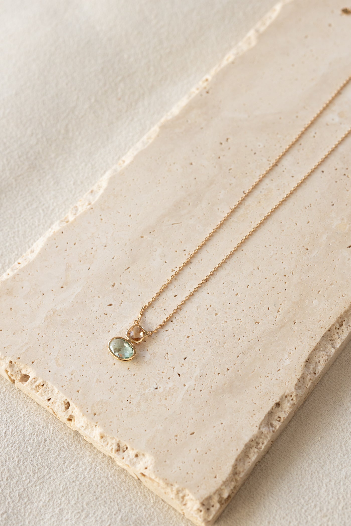 Collier Gaïa ddoré et pierre de citrine et calcédoine beu