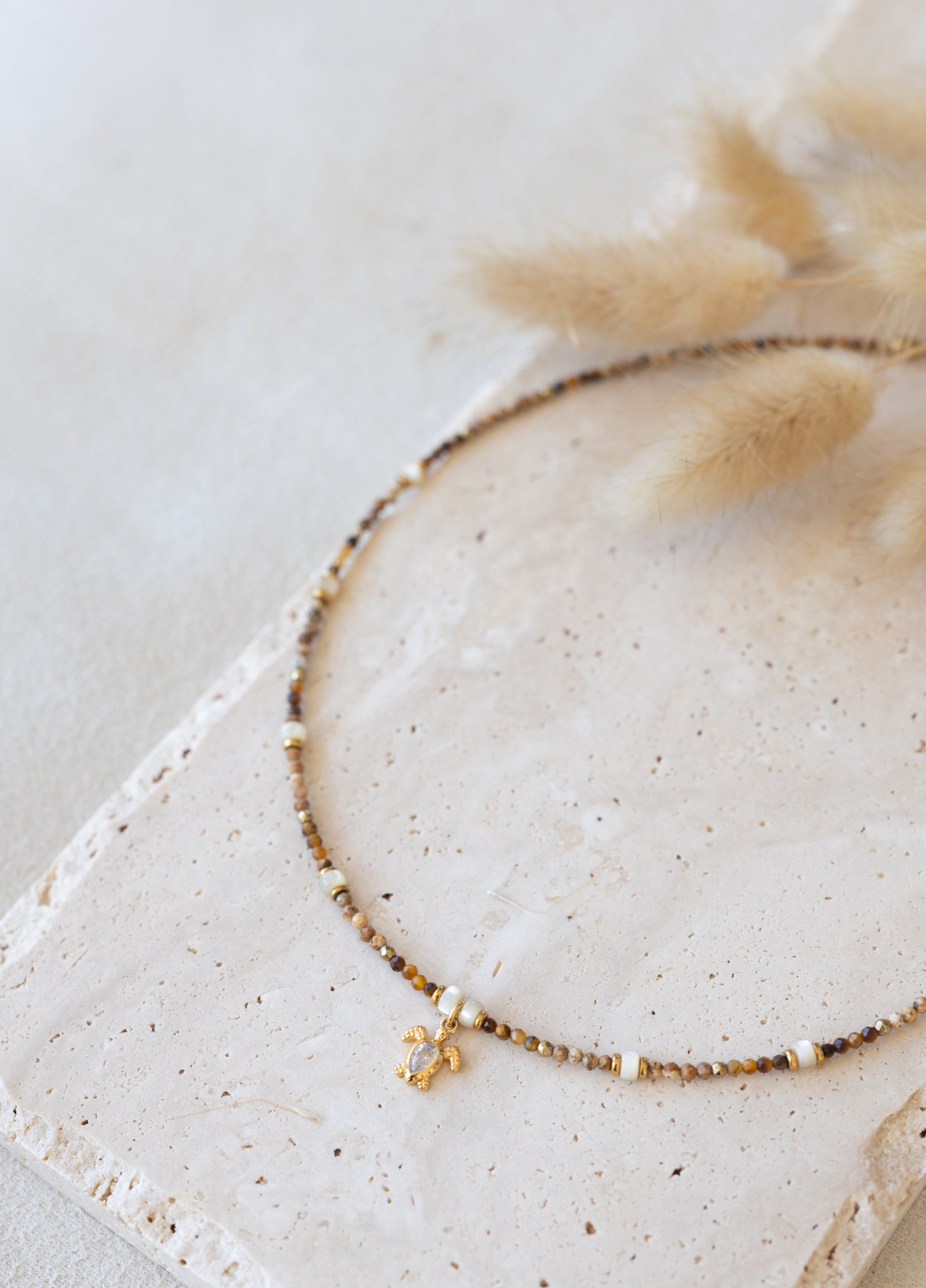 Collier Tortue en pierre de jaspe, nacre et oeil du tigre
