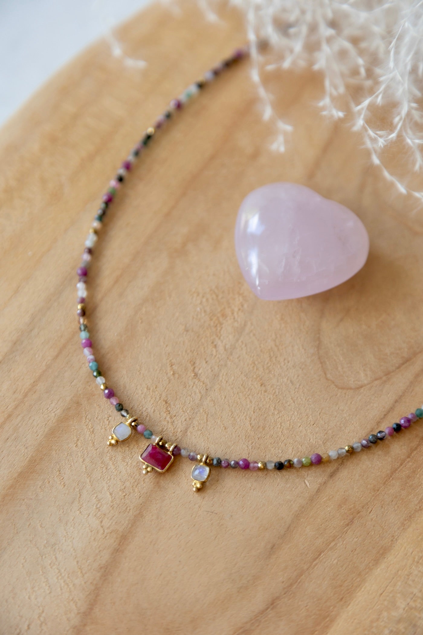 Collier Ella en Tourmaline multicolore, rubis et pierre de Lune