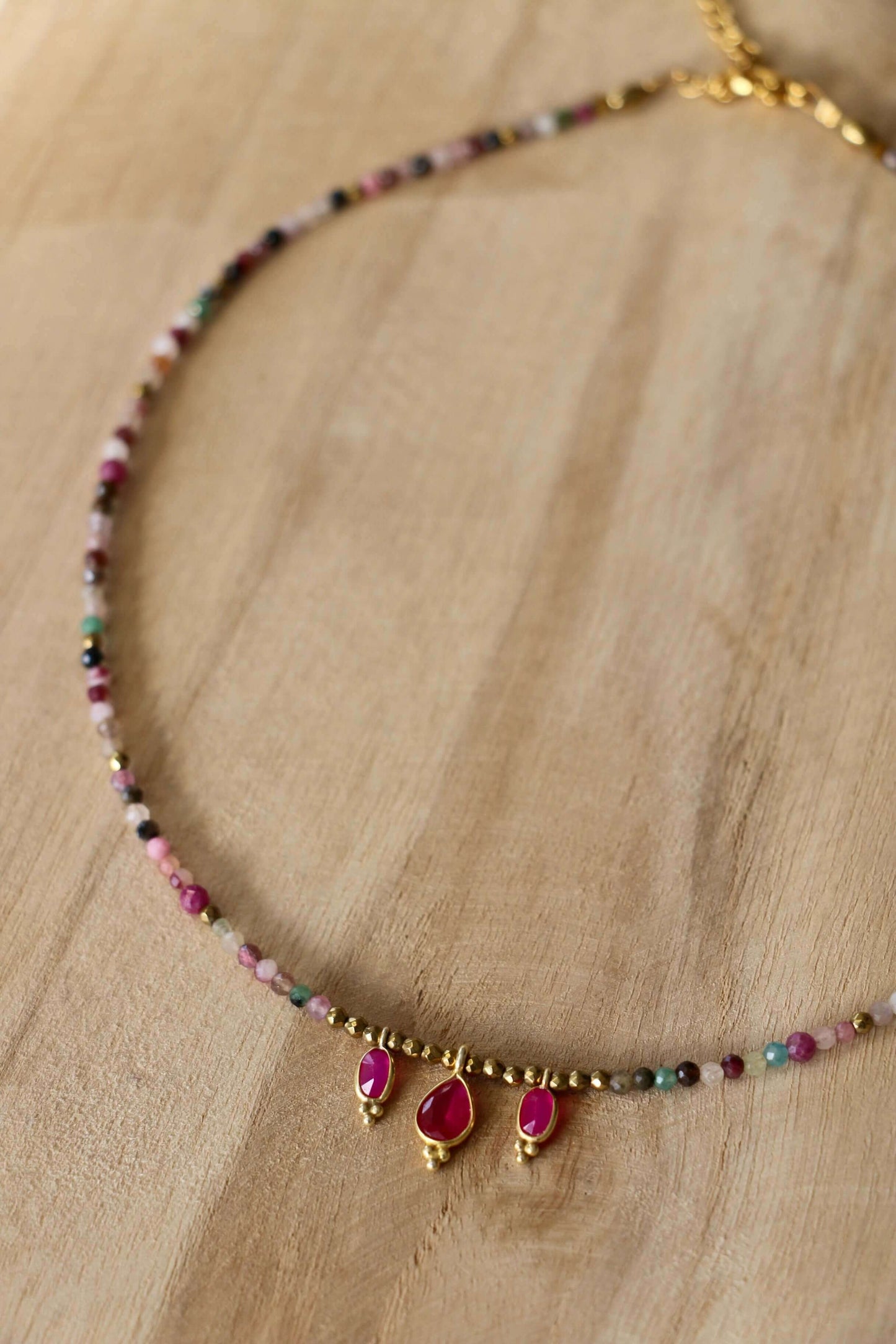 Collier Elsa en pierres de tourmaline colorée et calcédoine rose 